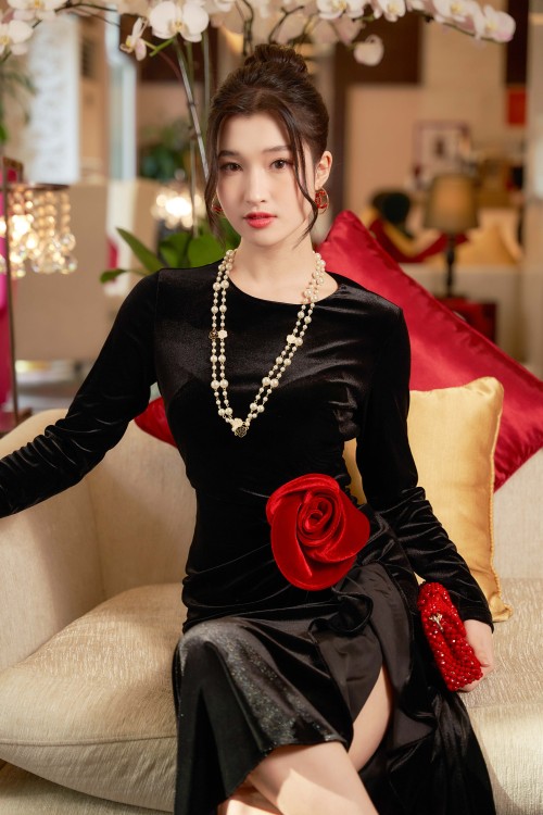 Sixdo Black Round Neck Midi Velvet Dress With Flower